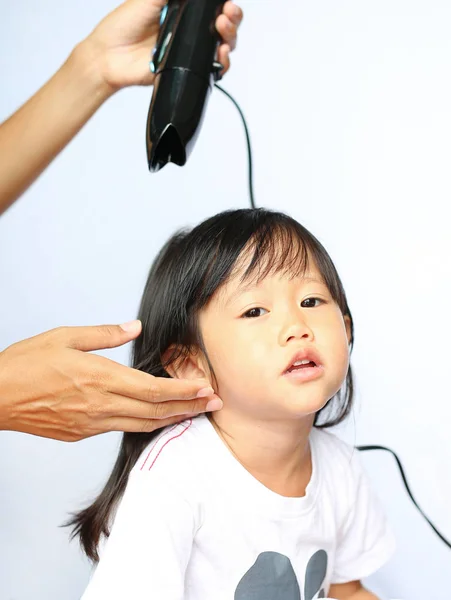 Μητέρα ξήρανσης μαλλιά της το παιδί κορίτσι σε λευκό φόντο — Φωτογραφία Αρχείου