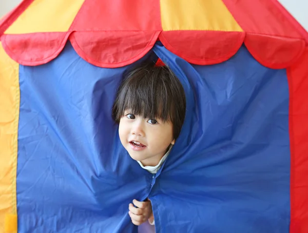 Bonito menina criança brincando escondido na tenda de uma criança — Fotografia de Stock