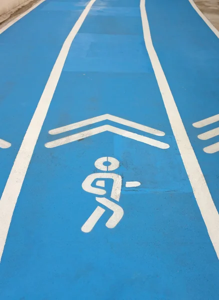 Blaue Sportlaufbahn mit Beschilderung Jogging — Stockfoto
