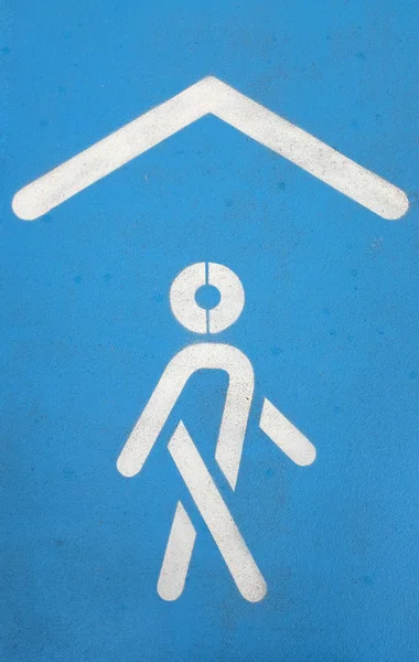 Pista de corrida esporte azul com sinal de caminhada — Fotografia de Stock