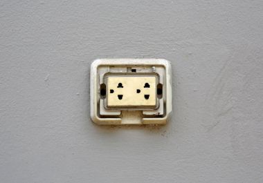 Eski elektrik prizine üzerinde çimento duvara - fiş
