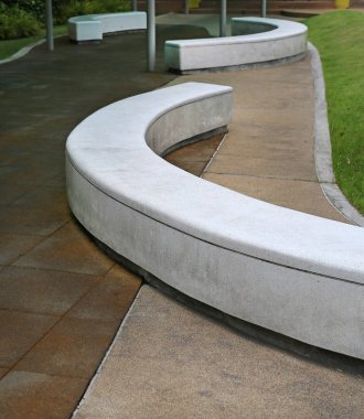 Genel parkta uzun mermer tezgah