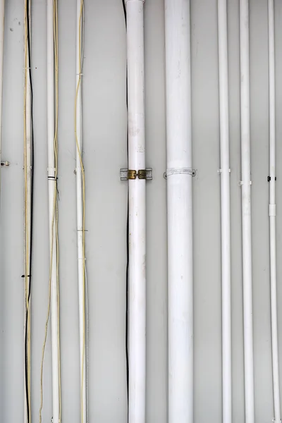 Instalación del sistema de distribución eléctrica de tuberías en pared de hormigón viejo . —  Fotos de Stock