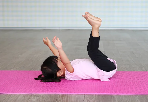 Cute toddler girl practicing yoga and doing exercise — Stock Photo, Image