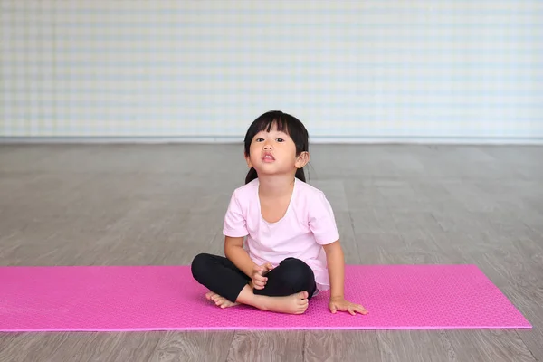 Dziewczyna Słodkie malucha praktykowania jogi i robienie ćwiczeń — Zdjęcie stockowe