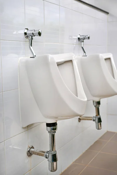 Biliben férfiak nyilvános WC-ben — Stock Fotó