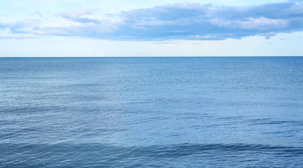Modré moře a zamračená obloha — Stock fotografie