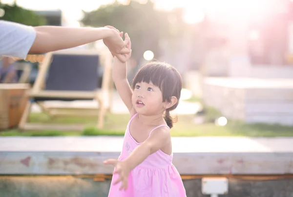 Anne ile yürüyen kız çocuk portresi deniz kenarında, mutlu bir aile ellerini tutun. — Stok fotoğraf