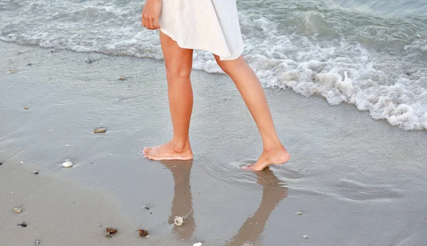 Junge Frau in weißem Kleid allein am Strand — Stockfoto
