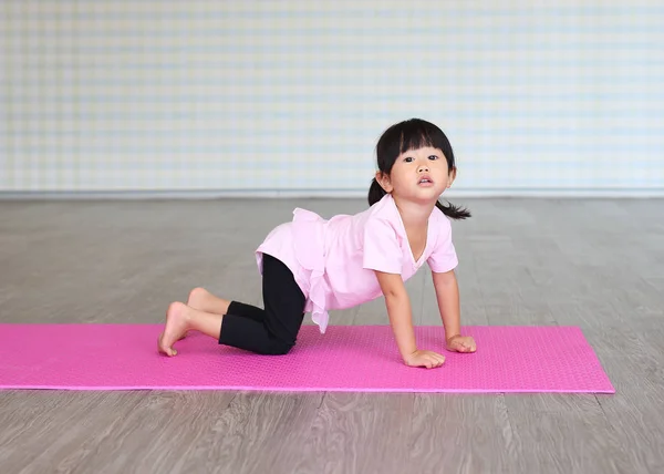 Close up Cute toddler girl practicing yoga or doing exercise — Stock Photo, Image