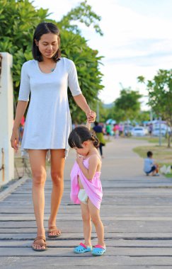 Anne kendine iyi bak onu kız çocuk kız