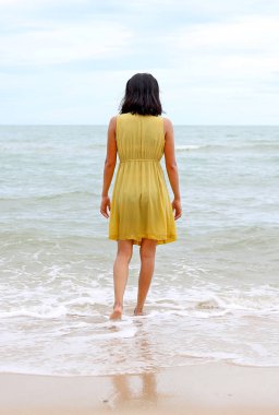 Genç kadın rahat Sahilde yürüyüş gitmek düz denize