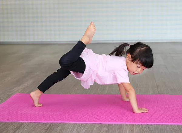 Close up Cute toddler girl practicing yoga or doing exercise — Stock Photo, Image