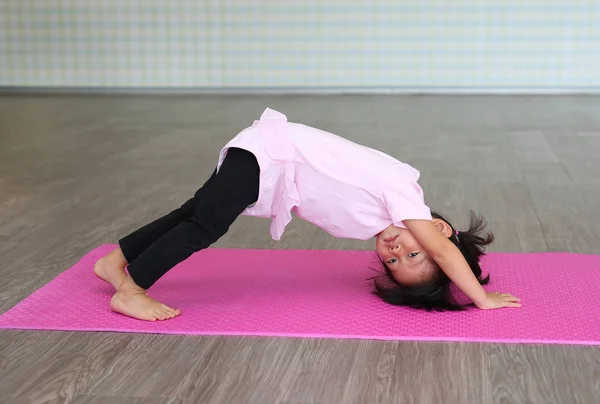 Close up Cute toddler girl practicing yoga or doing exercise — Stock Photo, Image