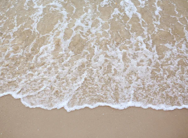 Волна моря на песчаном пляже — стоковое фото