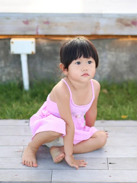 Porträt eines Mädchens mit natürlichen Emotionen, das im öffentlichen Garten am Meer lächelt — Stockfoto