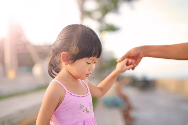 Portrait d'une enfant fille marchant avec sa mère tenant ses mains au bord de la mer, Happy family . — Photo