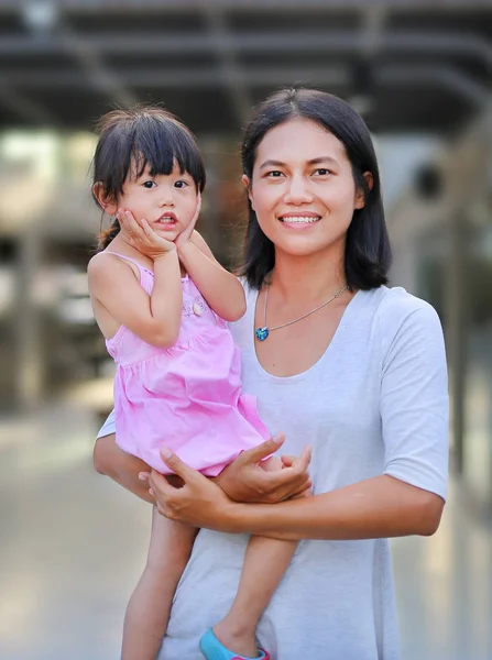 Keluarga yang bahagia. Potret ibu dan anak perempuan — Stok Foto