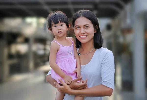 Feliz família amorosa. Retrato de mãe e criança menina — Fotografia de Stock