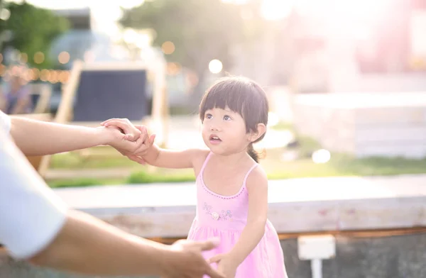 Potret gadis kecil berjalan dengan ibu Memegang tangan seseorang di pantai, Happy keluarga . — Stok Foto