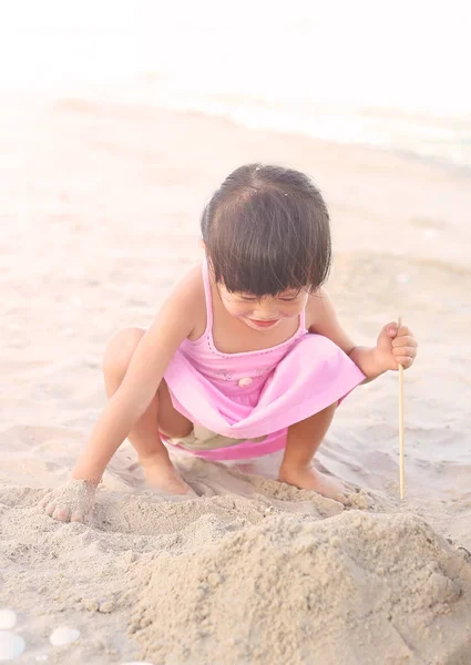 Portrét Kid dívka hraje písek na pláži — Stock fotografie