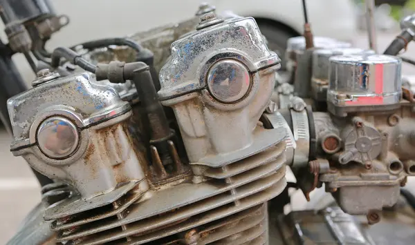 Vista laterale di un vecchio motore di moto classico. Motore vecchio moto . — Foto Stock