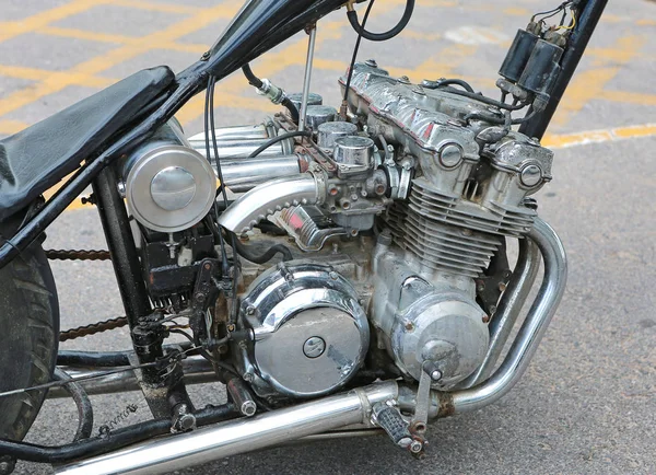 Vista lateral de um antigo motor de motocicleta clássico. Velho motor de moto . — Fotografia de Stock