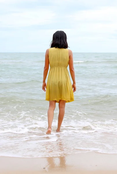 Mujer joven caminando sola en la playa, ir directamente al mar — Foto de Stock