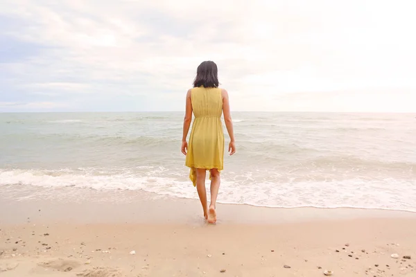 Mujer joven caminando sola en la playa, ir directamente al mar — Foto de Stock