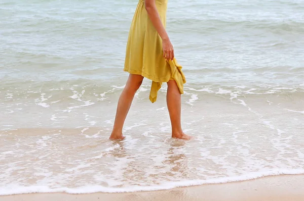 Молодая женщина, гуляющая одна по пляжу — стоковое фото