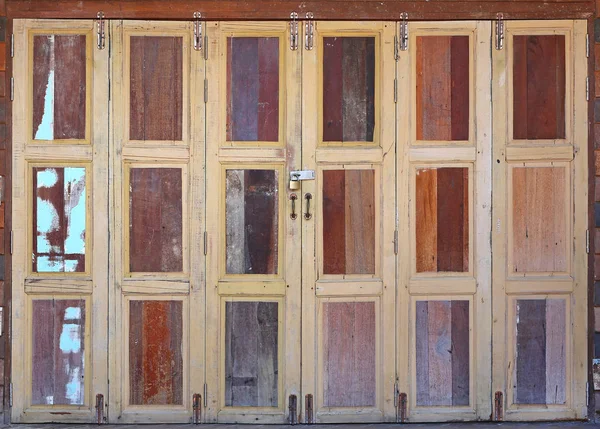 Large wooden doors, The Thai style vintage wooden door. — Stock Photo, Image