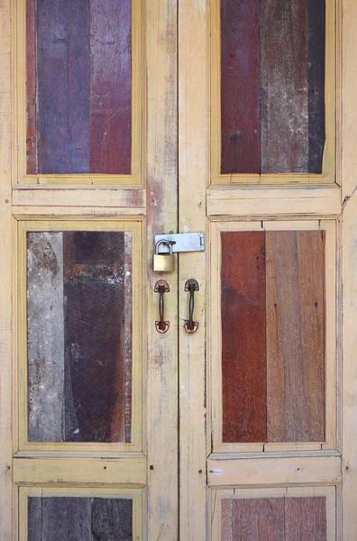 Grandi porte in legno, La porta in legno vintage in stile thailandese . — Foto Stock