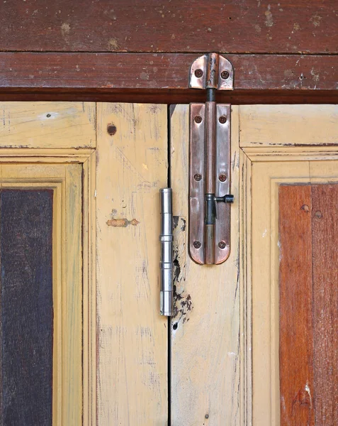 Parafuso de porta de ferro na porta de madeira — Fotografia de Stock