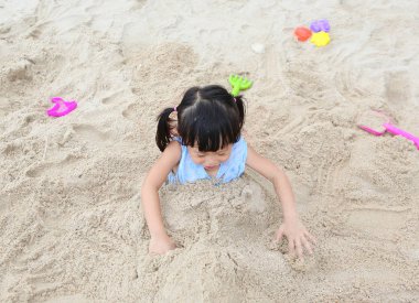 Şirin çocuk kız iskambil kum plaj