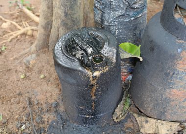 çevre kirliliği. taşma motor yağı tankından