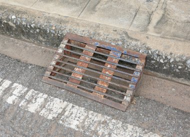 Küçük demir merdiven yukarı veya aşağı araba sürmek için kullanılan çelik bar yapılmış