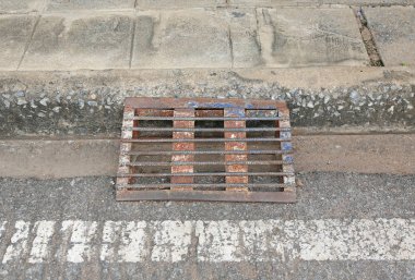 Küçük demir merdiven yukarı veya aşağı araba sürmek için kullanılan çelik bar yapılmış