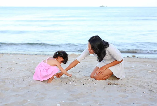 Happy loving family. Mother and her daughter child girl playing sand at the beach — Stock Photo, Image