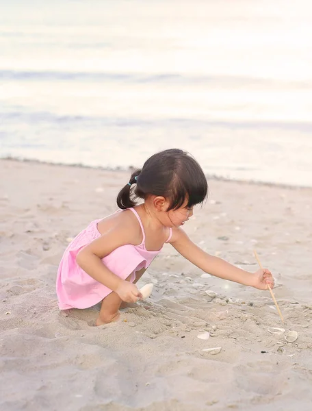 Çocuk kız iskambil kum plaj — Stok fotoğraf
