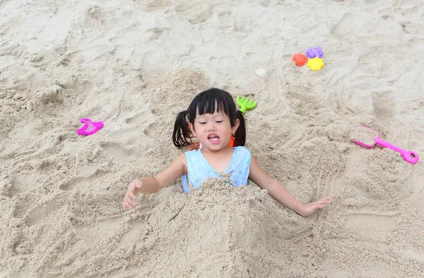 Roztomilé dítě dívka hraje písek na pláži — Stock fotografie