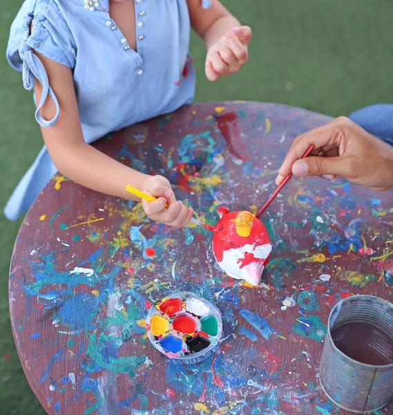 Kindermalerei, Portrait kleines Mädchen hat Spaß beim Malen auf Stuckpuppe — Stockfoto