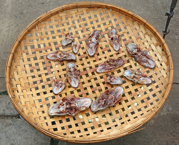 Testa secca di un pesce di testa di serpente su tessitura di bambù — Foto Stock