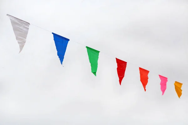 야외에서 하늘에 걸려 삼각 깃발 — 스톡 사진