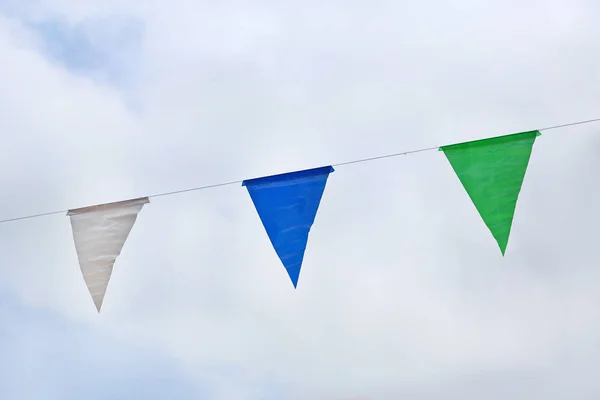 야외에서 하늘에 걸려 삼각 깃발 — 스톡 사진