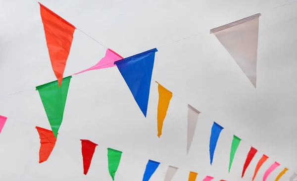 Veelkleurige driehoekige vlaggen hangen — Stockfoto