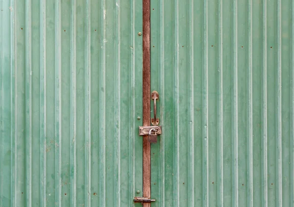 Zelený zinek zamčeno s klíčem — Stock fotografie