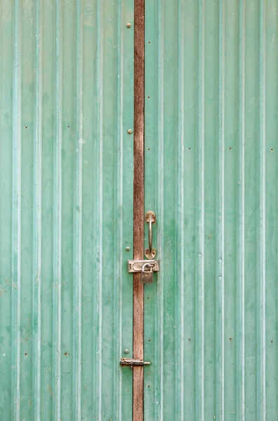 Porta de zinco verde com chave bloqueada — Fotografia de Stock