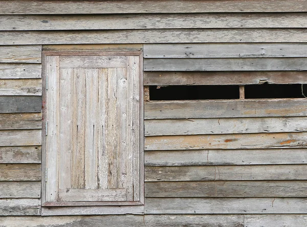 Oude verlaten houten huis met gebroken — Stockfoto