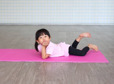 Küçük kız Yoga ya da egzersiz pratik
