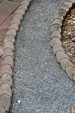 Gri çakıl yol bir bahçede yürüyüş